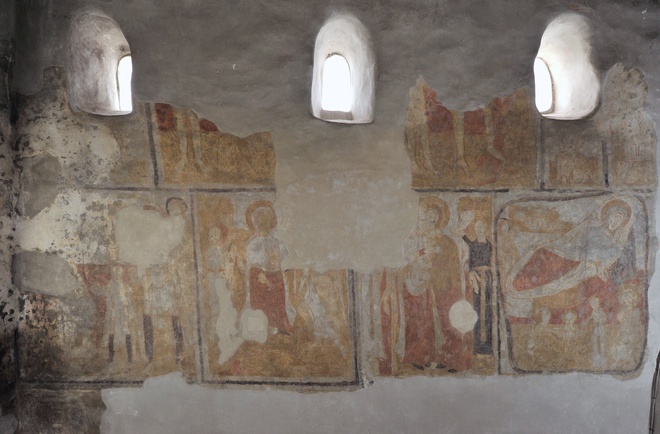 Južná stena Kostola sv. Juraja s nástennými maľbami