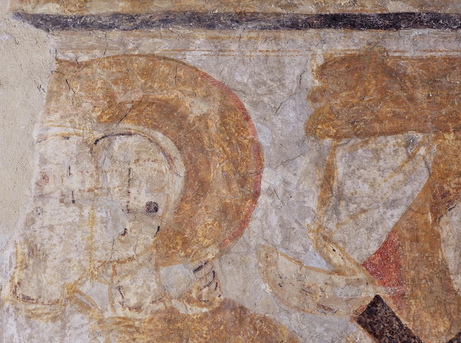 Južná stena Kostola sv. Juraja, pole J10, detail deliacich línií scén, podloženie maľby žltou farbou – svätožiara
