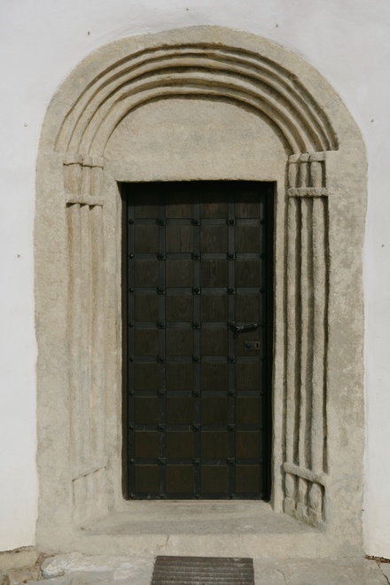  Vstupný portál neskororománskej prístavby Kostola sv. Juraja