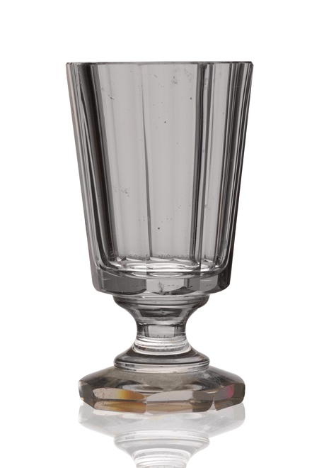 Hrubostenný kalíšok na tvrdý alkohol, s hranovanou, kónickou kupou, na nízkej nohe a kruhovom podstavci, fúkané číre sklo zo 60. rokov 19. storočia