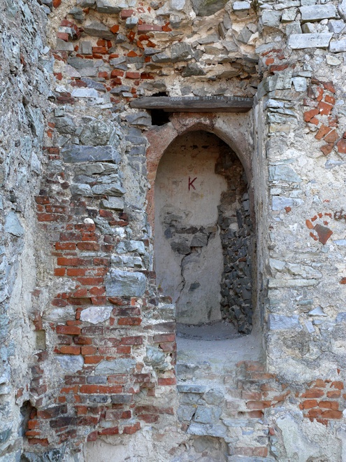  Vstup do hradného paláca župana Tomáša s hrotitým portálom