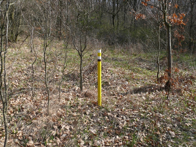 Stripe marker on an iron marking post
