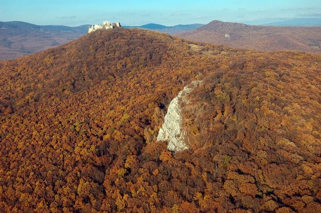 Between the promontory of the quartzite hill of Studený hrad and Gýmeš Castle lies the Sedlo pod Gýmešom 