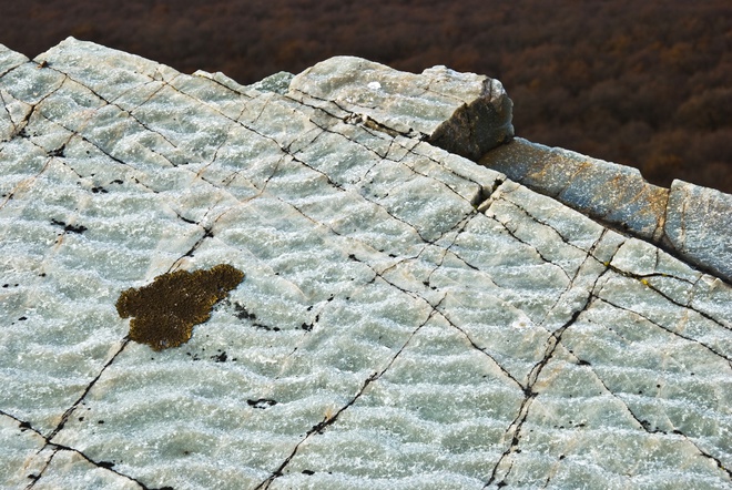Detailný pohľad na čeriny pripomínajúce zvlnený povrch  kremencových vrstiev