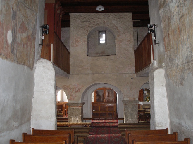 Interiér neskororománskej prístavby Kostola sv. Juraja s emporou zaklenutou v roku 1721, stav v roku 2008