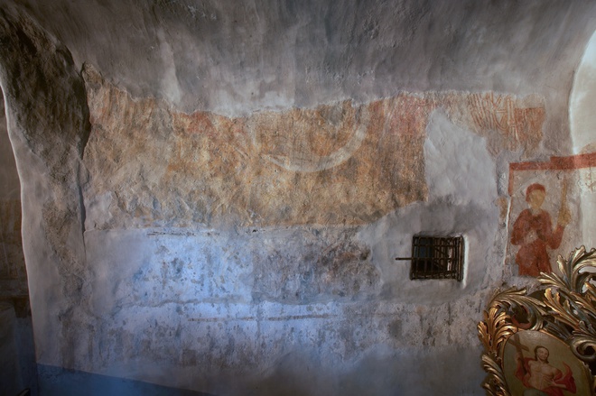 Severná stena presbytéria kostola sv. Juraja s predrománskymi a neskororománskymi nástennými maľbami a s pastofóriom zo 14.–15. storočia