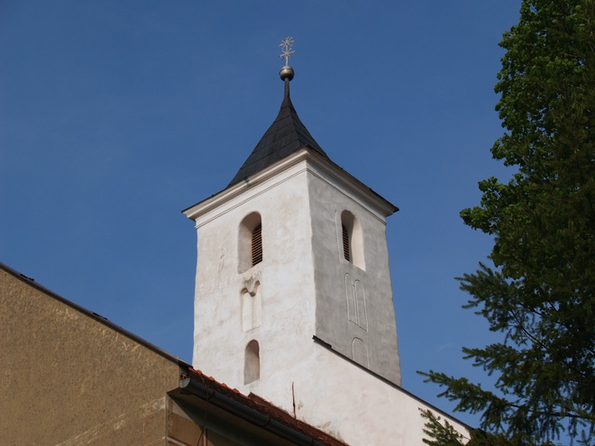Veža kostola sv. Juraja s prezentáciou neskororománskych okien