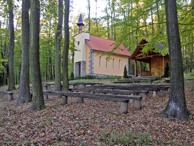  The chapel and a natural amphitheatre 