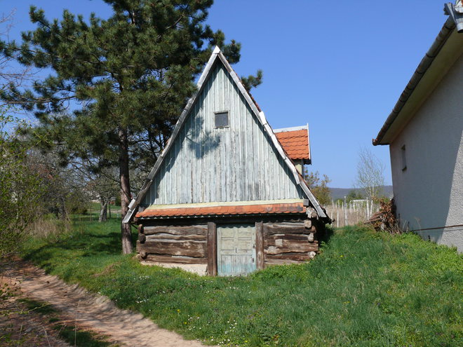 Pôvodný zrubový vinohradnícky dom v  nitrianskej časti vinohradov po prestavbe krovu a  strechy v 70. rokoch 20. storočia dostal charakter dvojpodlažnej stavby