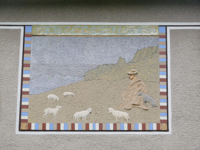 Pastier s ovcami na stene vinohradníckeho domu, sgrafito z roku 1970
