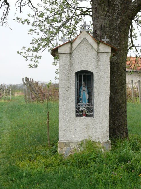 Kaplnka so soškou Panny Márie na východnom okraji ladických vinohradov z druhej polovice 20. storočia