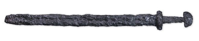 2. Meč typu X z pohrebiska osady strážcov Kostolianskej magistrály v Ladiciach, 9.–10. storočie