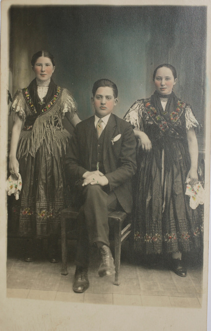 Obyvatelia Ladíc vo sviatočnom odeve na kolorovanej fotografii z roku 1931