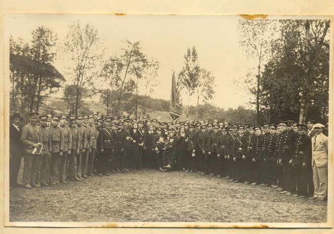 Dobrovoľný hasičský zbor v Ladiciach. Vysvätenie zástavy v časti Berek, spolu s jeleneckými, kolíňanskými a žirianskymi požiarnikmi v 30. rokoch 20. storočia