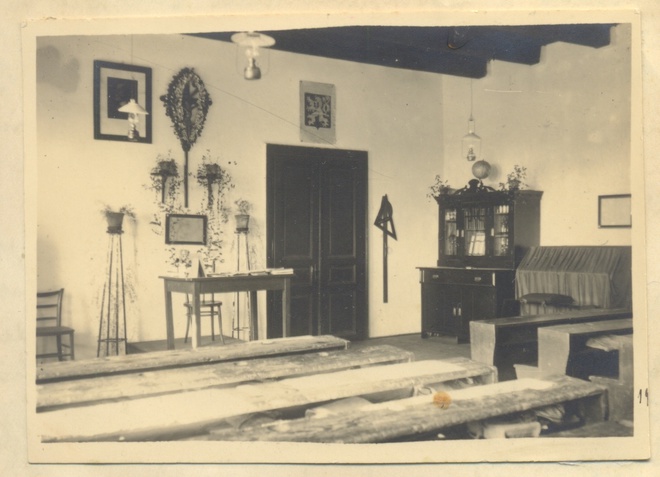 A class at Ladice school in 1929; view of the teacher’s desk