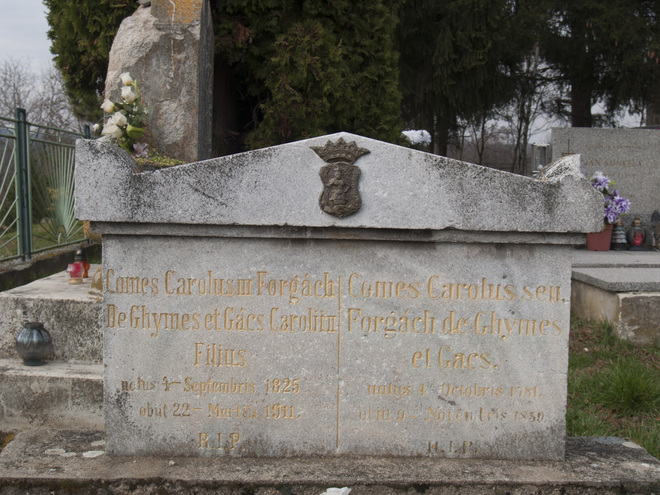 Náhrobný kameň na hrobe Forgáčovcov na novom cintoríne v Jelenci