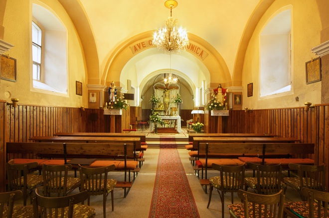 Pohľad do interiéru Kostola Povýšenia sv. Kríža z hlavného vstupu