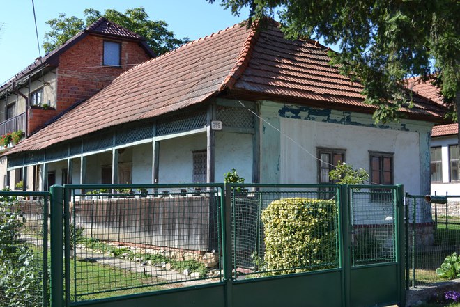 Dom s dreveným gánkom na ulici Nový Gýmeš č. 206