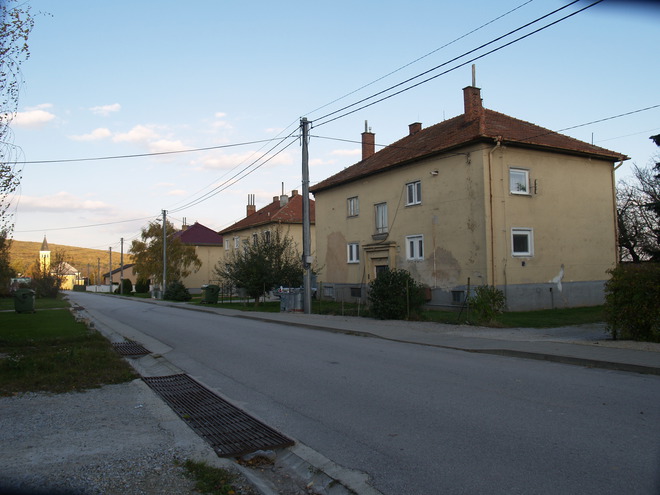 Cesta od Kostola sv. Mikuláša do kameňolomu na svahu Žibrice  sa v 60.rokoch premenila na ulicu výstavbou skupiny trojpodlažných bytových podnikových domov, ktoré sa dodnes vymykajú z rámca bežnej zástavby obce.