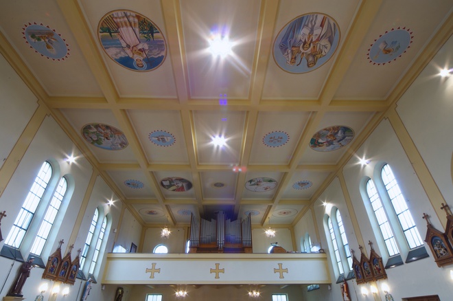 Pohľad na emporu s organom a kazetový, železobetónový strop vymaľovaný súčasne s interiérom v 70. rokoch 20. storočia