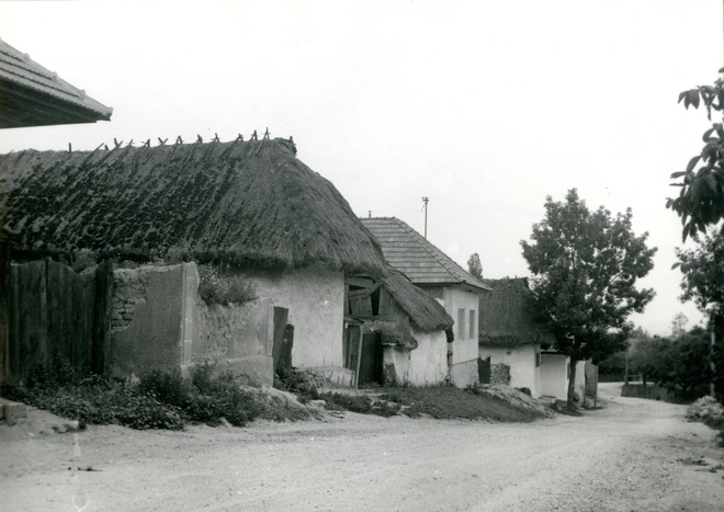 V roku 1960 v Žiranoch stáli viaceré domy z hliny so slamenou strechou postavené v 19. storočí