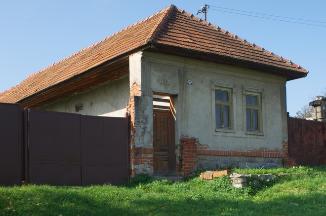 Dom č. 173 v Žiranoch s gánkom a plastickou výzdobou uličnej fasády z prvej polovice 20. storočia.