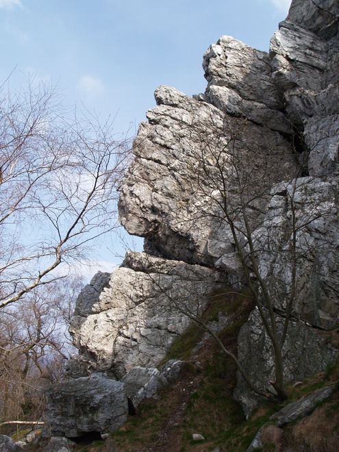 The climbing route Cesta nosom led along a distinctively profiled rock near the yellow marking 