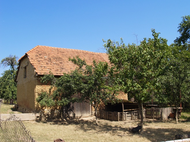 Kostoľany pod Tribečom No. 32, barn of sun-dried clay bricks 