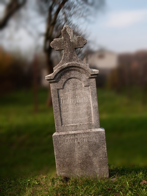 Najstaršie náhrobné kamene na novom kostolianskom cintoríne pochádzajú z 20.–30. rokov 20. storočia