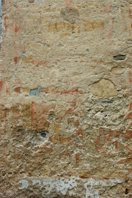 Detail stredovekých omietok a malieb na južnej fasáde Kostola Najsvätejšej Trojice