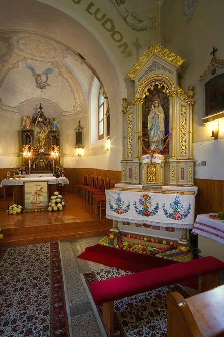Bočný oltár Panny Márie Lurdskej z konca 19. až prvej polovice 20. storočia