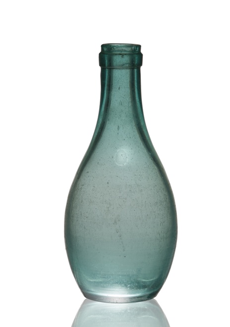 Nápojová, klasicky tvarovaná fľaša. Zelené sklo s bublinkami v hmote fúkané do formy zo 60. rokov 19. storočia