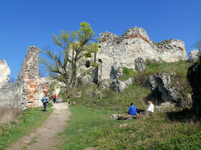 Vstup do hradu chránený z juhu bastionom