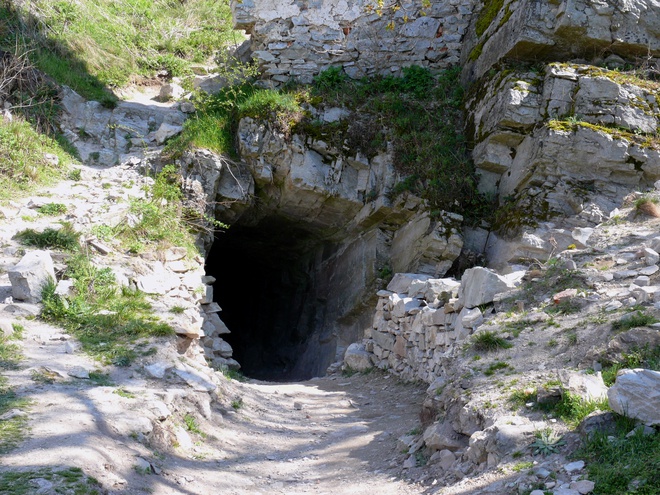 Vstup do tunela pod bastionom vedúcim do delovej bašty