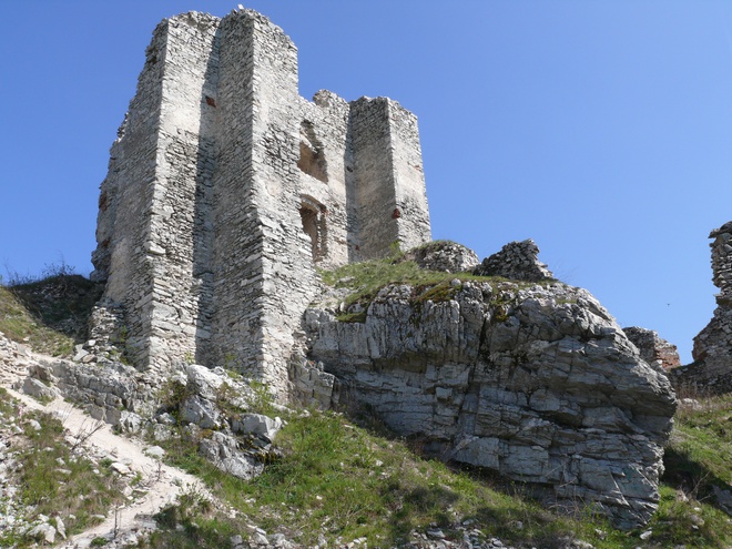  Entrance to the castle protected by a bastion from the south