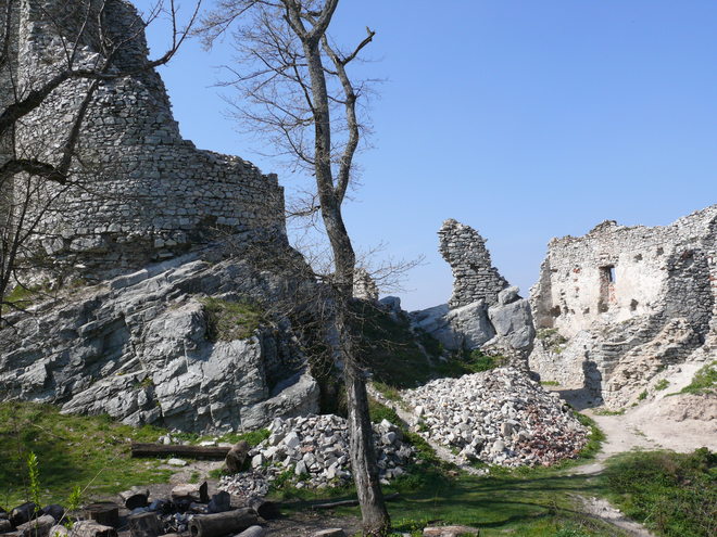 Pôvodný vstup do horného hradu chránený  polvalcovou obytnou vežou